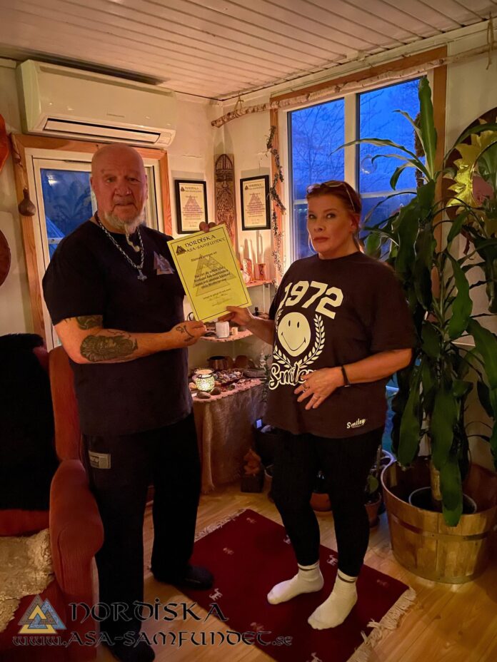 Nordiska Asa-samfundet har fått ännu en Blotförrättare. Den 16:e december genomförde Uwe Pötter Blotprov inför Gydja Lena Hildebrand Svensson. På bild har vi Lena Hildebrand Svensson och Uwe Pötter. NAS önskar dig Uwe all lycka och välgång som förrättare.